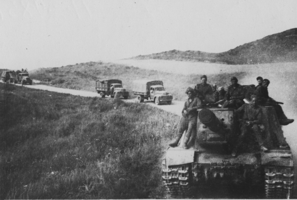 1. П-9851. Колонну грузовиков ведет танк. 08.45 г. Маньчжурия.jpg