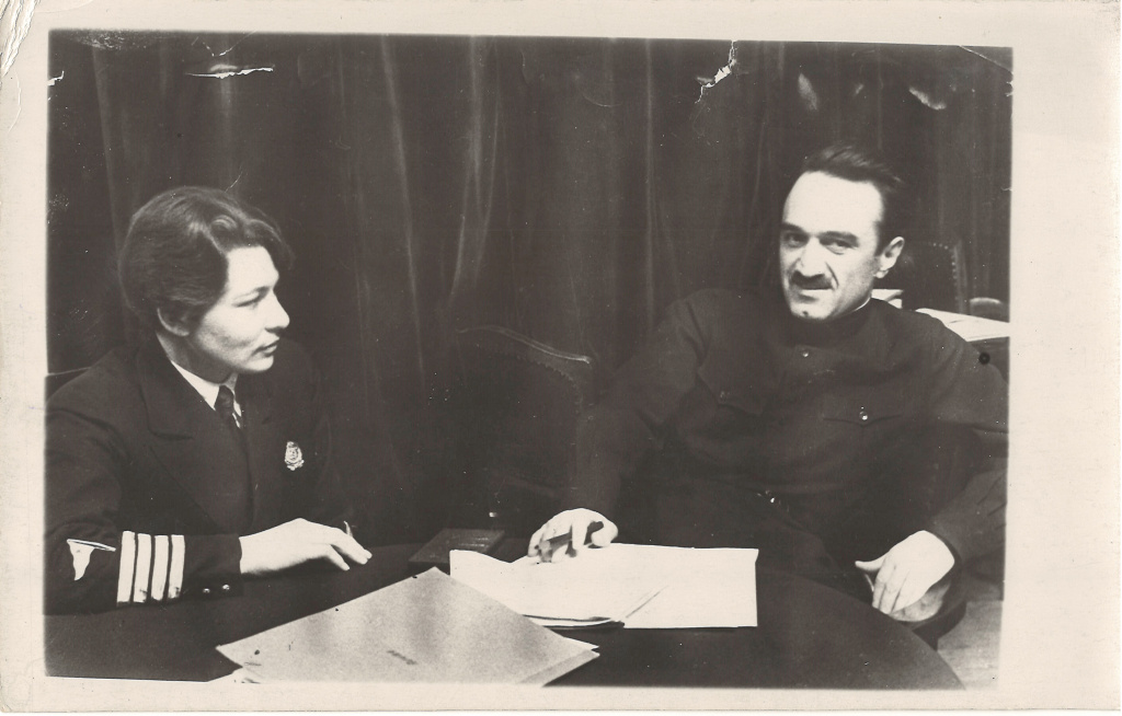 А.И. Щетинина (слева) с Микояном А.И.(справа) в Кремле во время получения ордена Трудового Красного Знамени. Апрель 1937 г. ГАПК, фонд Р-1208.Оп.1.Д.25.Л.1.