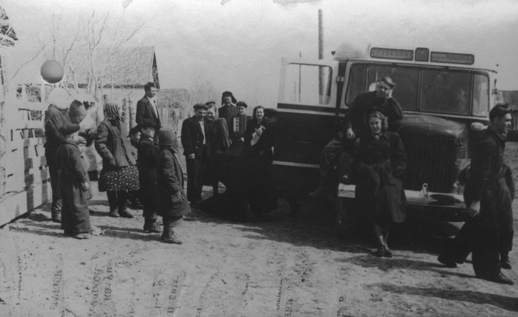 ГАПК. Фотофонд, П-2086е. Агитбригада дома культуры Ильича в с. Камень-Рыболов, апрель 1954 г..jpg