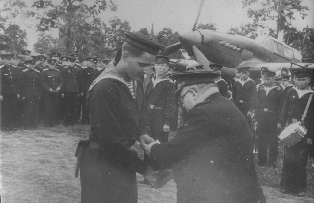 10. ГАПК. Фотофонд, П-9860. Вручение боевых наград летчикам-тихоокеанцам, отличившимся в боях с японцами империалистами. Август 1945 г.jpg 10. ГАПК. Фотофонд, П-9860. Вручение боевых наград летчикам-тихоокеанцам, отличившимся в боях с японцами империалистами. Август 1945 г.jpg