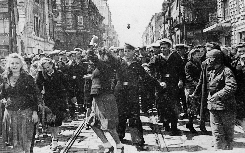 День Победы над Германией в Великой Отечественной  войне, г. Владивосток, май 1945 г.  .jpg