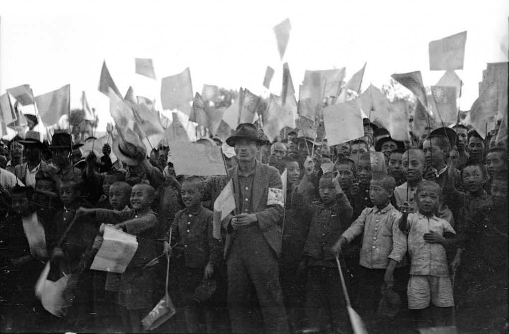 16. ГАПК. Фотофонд, 0-1099д. Китайские трудящиеся г. Гирина приветствуют советских воинов-освободителей. г. Гирин.jpg 16.-0-1099д.-Китайские-трудящиеся-г.-Гирина-приветствуют-советских-воинов-освободителей.-г.-Гирин.jpg
