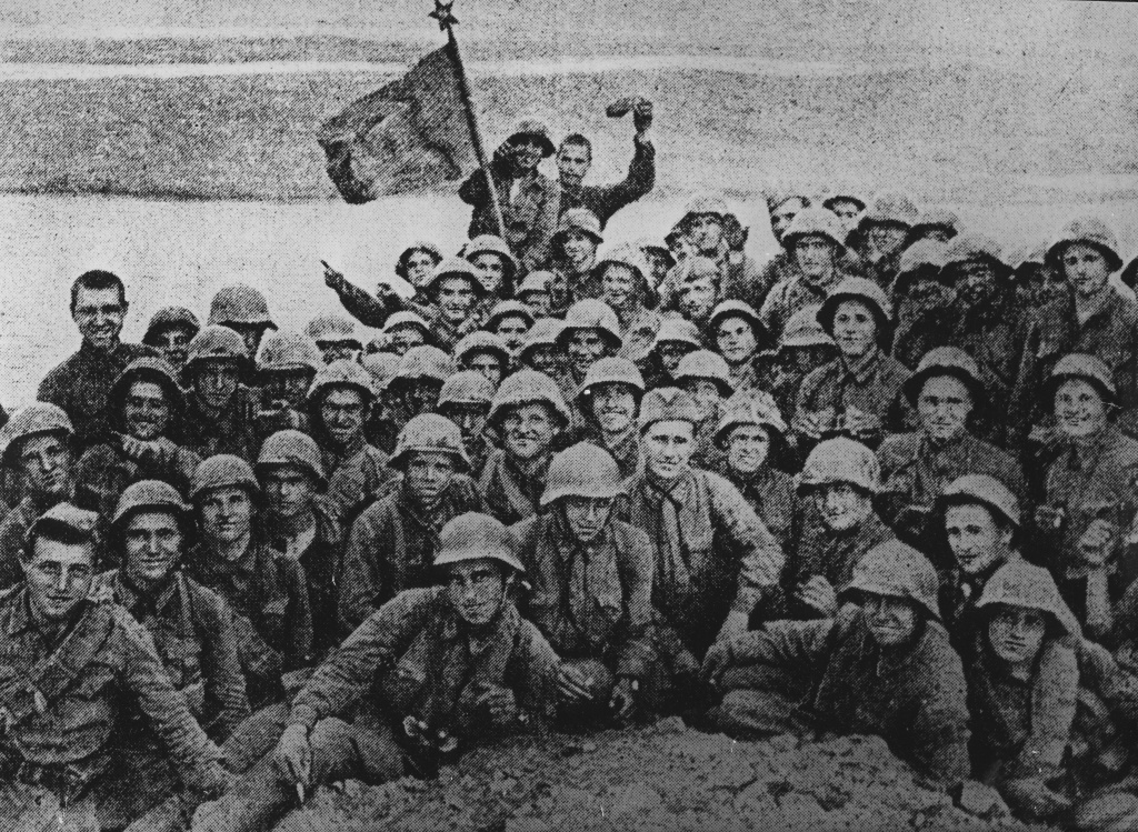 8. ГАПК. Фотофонд, П-9822. Бойцы и командиры Красной Армии на освобождённой ими сопке Заозёрной. Август, 1938 г.jpg 8. ГАПК. Фотофонд, П-9822. Бойцы и командиры Красной Армии на освобождённой ими сопке Заозёрной. Август, 1938 г.jpg