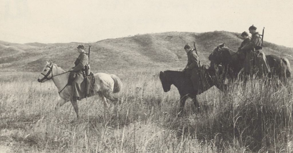 + ГАПК. Ф.Р-1629. Оп.1. Д.23. Л.1 Конный дозор на границе. 1936 год.jpg