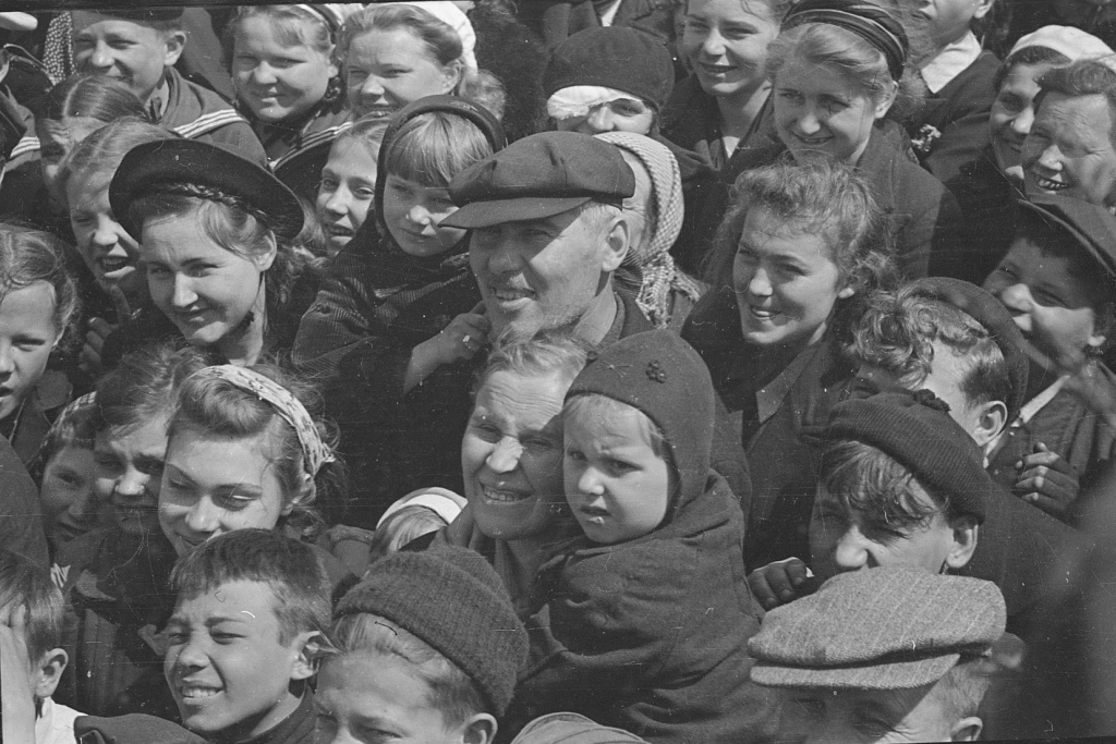 59. Жители Владивостока на митинге в честь Дня Победы над гитлеровской Германией, 10 мая 1945 г., ГАПК, фотофонд, 01487.jpg