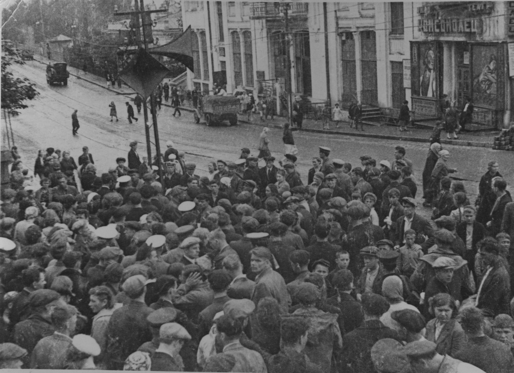 ГАПК. Фотофонд, П-3629, 22 июня жители Владивостока слушают сообщение о нападении Германии 1941 г. Владивосток.jpg