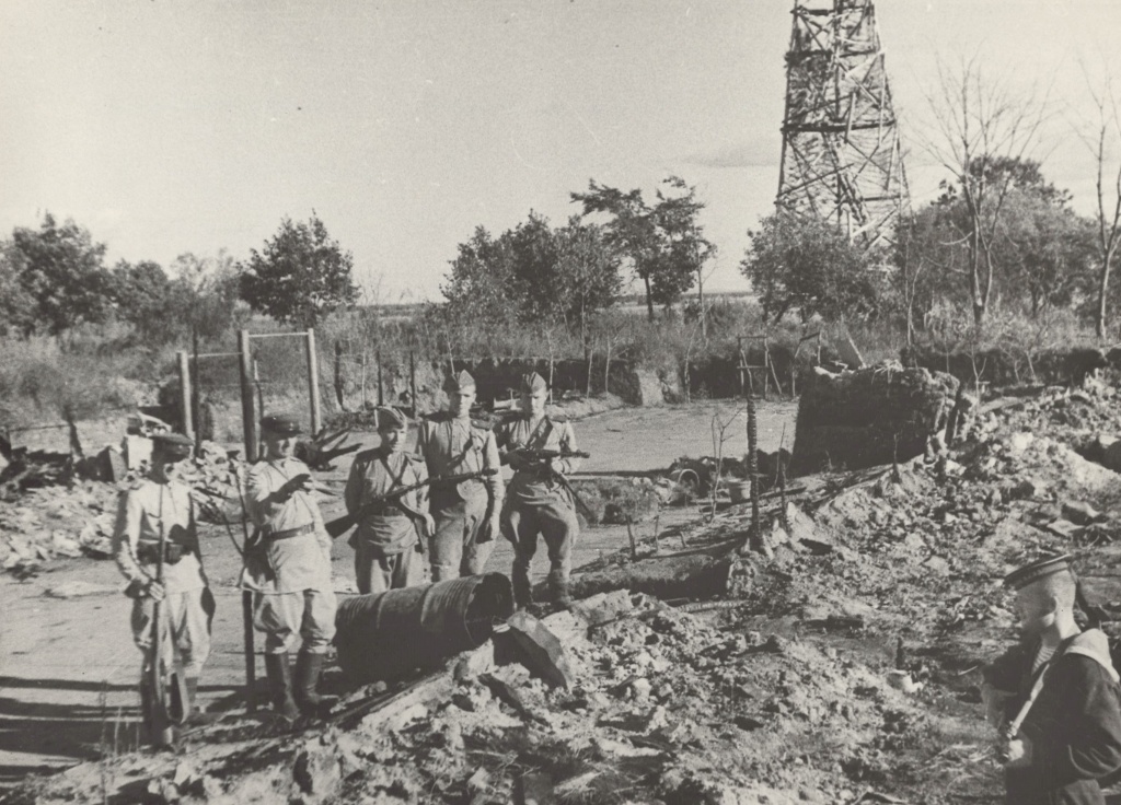 +ГАПК. Ф.Р-1629. Оп.1. Д.27. Л.1. Советские пограничники на захваченном японском пикете Цихулинхе. 1945 год.jpg