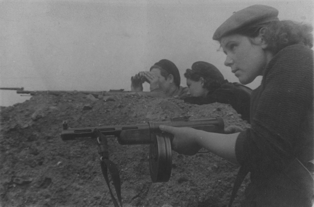 ГАПК. Фотофон. П-5243. Бойцы всеобуча Фрунзенского района г. Владивостока на занятиях по теме «Взвод в обороне». Справа - боец-автоматчик Елена Моисеенко подразделения командира тов. Яковлева, г. Владивосток, 1942 г..jpg