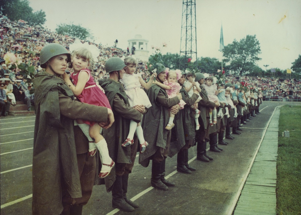 ГАПК. Фотофонд, П-12407. Празднование 125-летия г. Владивостока. Представление группой молодёжи композиции «Воины-освободители с детьми на руках», 1985 г.