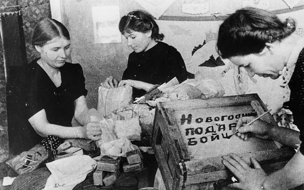 42. Отправка подарков воинам Советской Армии в дни Великой Отечественной войны.jpg