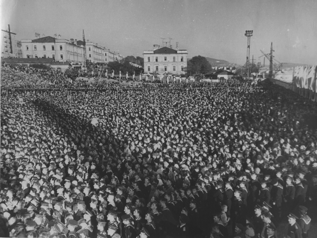 19. ГАПК. Фотофонд, П-9861. Митинг в г. Владивосток в честь Победы над имп. Японией. 09.45. вдк.jpg 19. ГАПК. Фотофонд, П-9861. Митинг в г. Владивосток в честь Победы над имп. Японией. 09.45. вдк.jpg