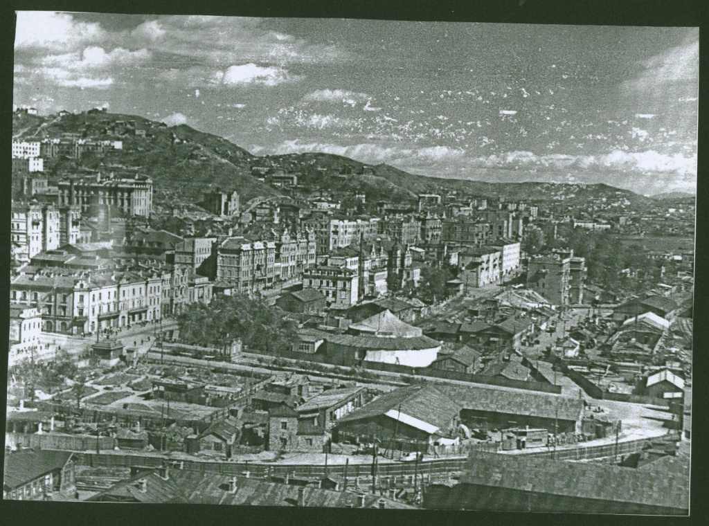 2. ГАПК. Фотофонд. Место будущей площади Вид на цирк Шапито. Конец 1930-1940- гг..jpg