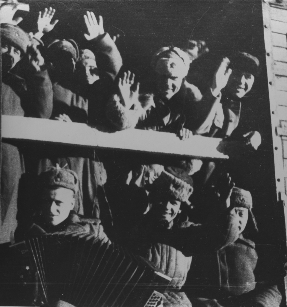 9. ГАПК. Фотофонд, П-9907. Отправка приморцев на фронт. г. Владивосток. 1942 г..jpg 9. ГАПК. Фотофонд, П-9907. Отправка приморцев на фронт. г. Владивосток. 1942 г..jpg