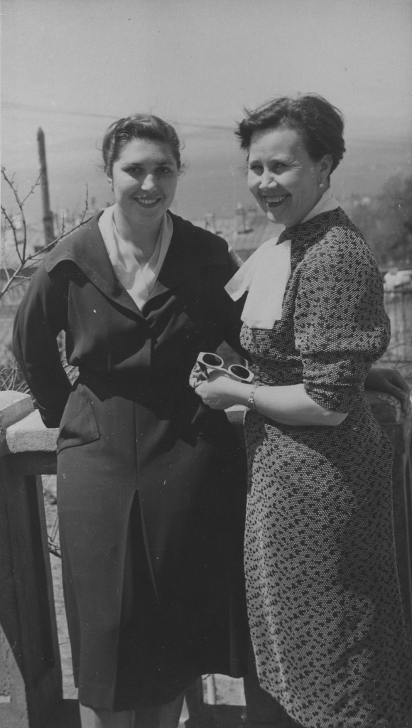 14.ГАПК. Фотофонд. П-8317. Сотрудники «Детской редакции» радио. Слева направо: М. В. Чернышева – редкатор; В. А. Казакова – режиссер. 1959 г..jpg