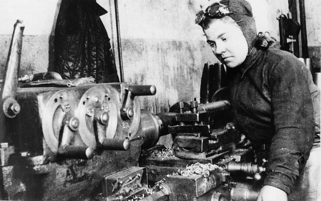 37. Производство зарядов для фронта на заводе «Металлист», г. Владивосток, 1944 г., ГАПК, фотофонд, 0727.jpg